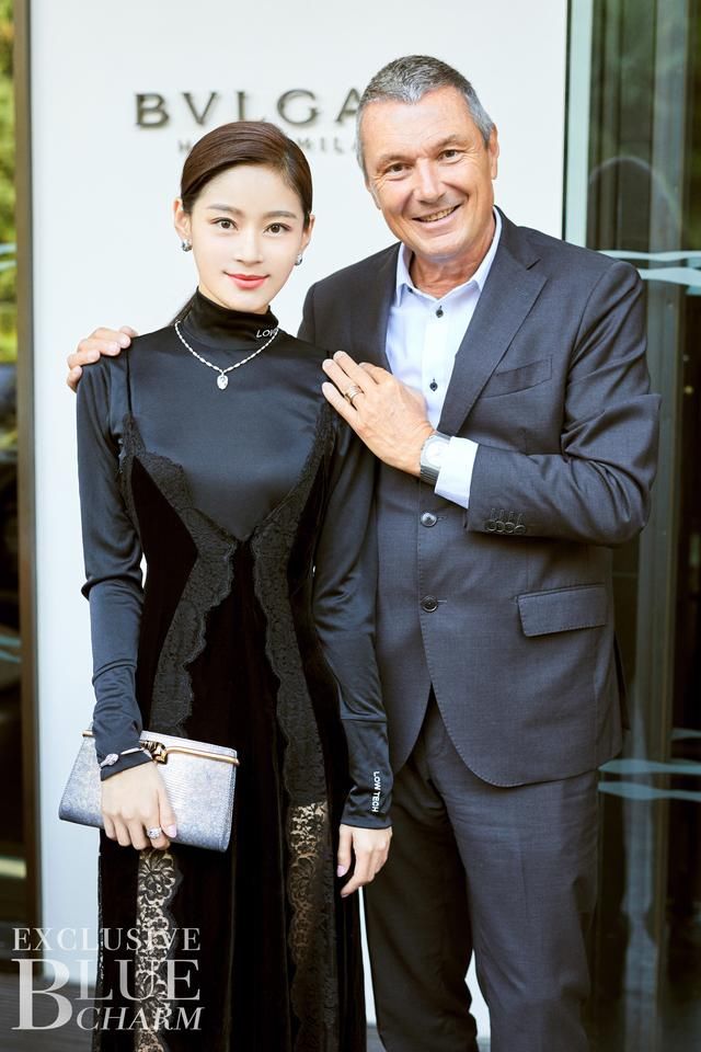 时装周上的王媛可太抢眼!穿长裙都掩不住大长腿