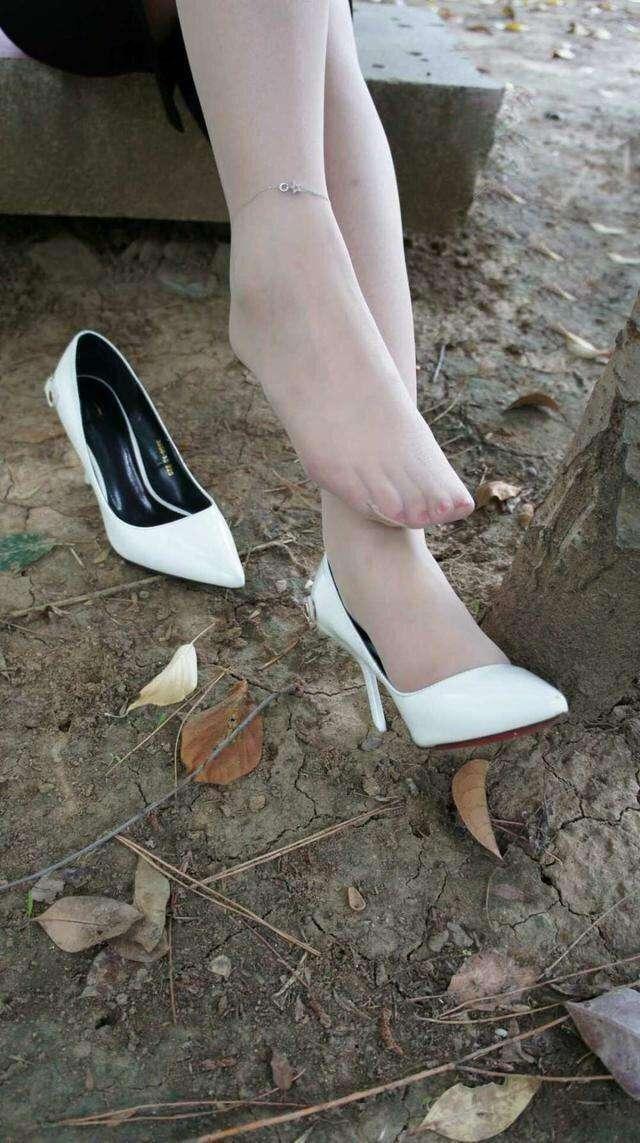 一双高跟鞋就可以达到提升整体高雅气质的效果