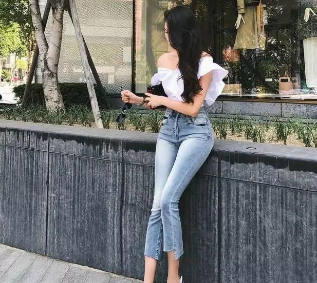 性感美女身穿紧身衣，性感曲线完美展现，这是你女朋友？