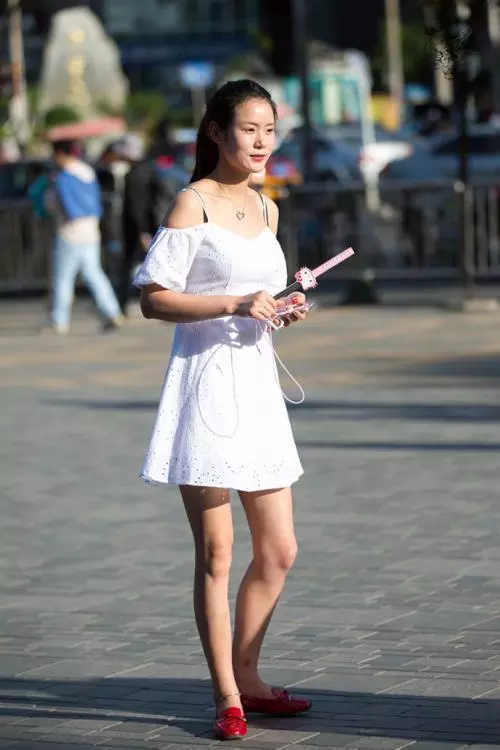 街拍:美女身穿性感的露肩装,展露非常好看的锁骨,非常的迷人!