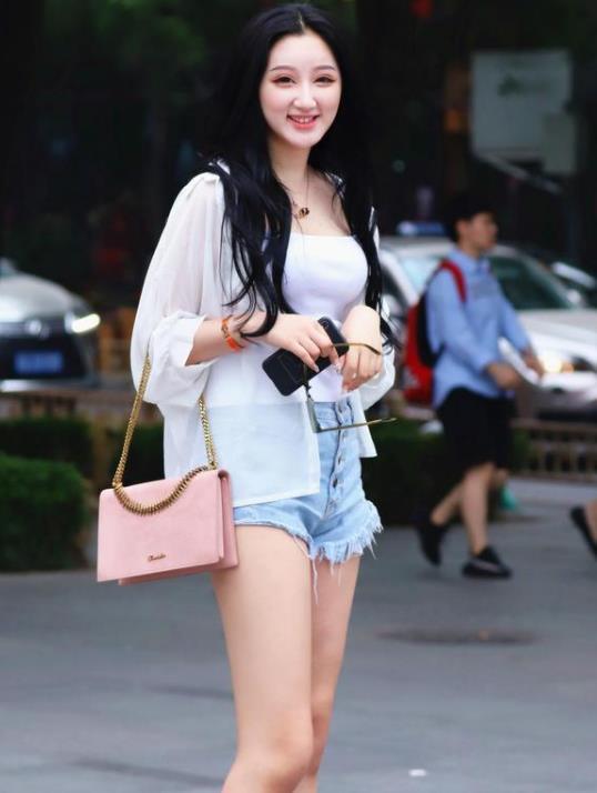  『美女』街拍：艳若桃李的美女，一条红色的连衣裙，优雅气质迷人风采