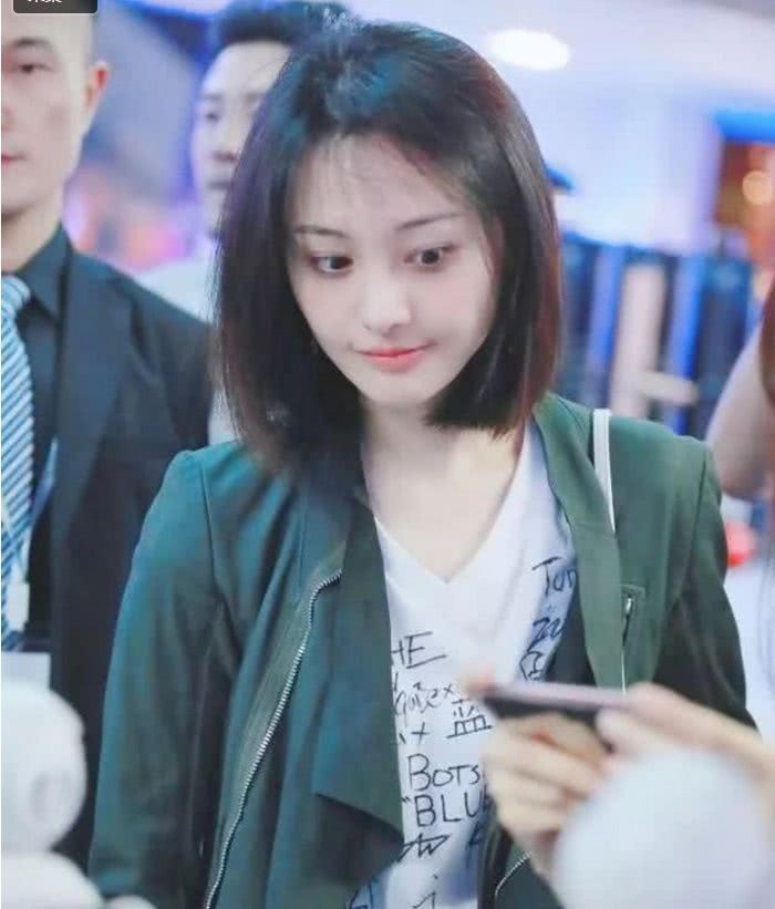 郑爽机场大秀素颜，不过黑眼圈太吓人！网友：熬夜看世界杯了？