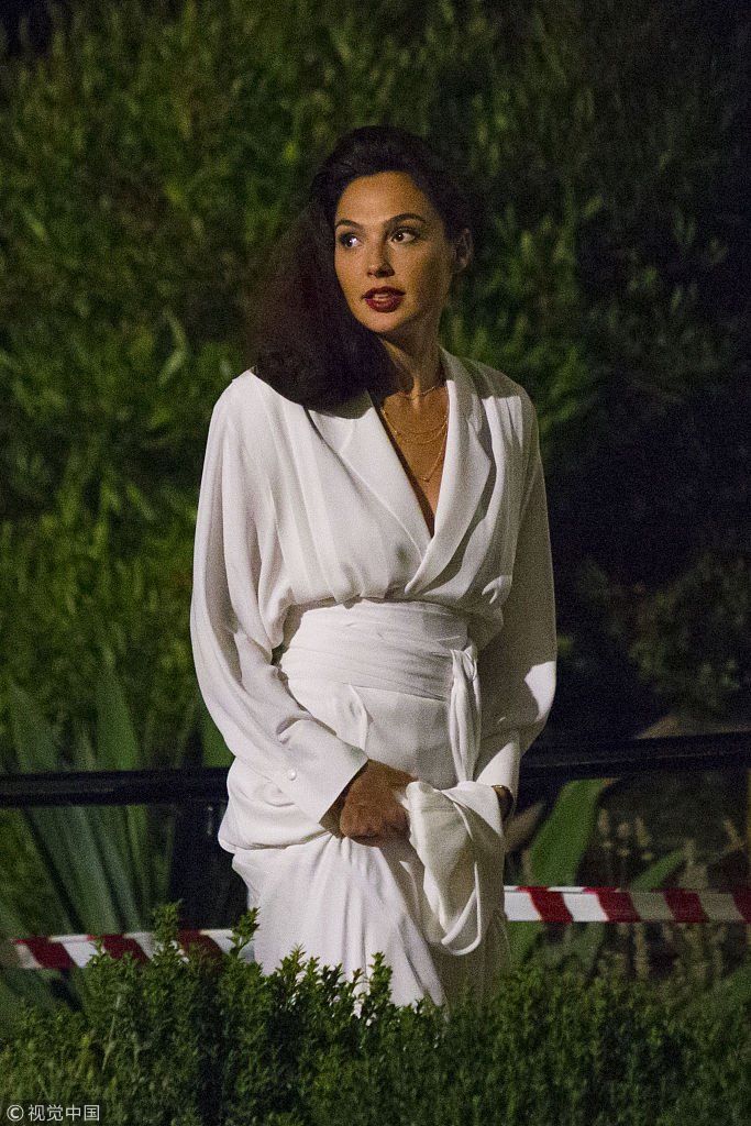 盖尔加朵拍摄《神奇女侠2》化大红唇妆容精致  穿复古白裙似浴袍