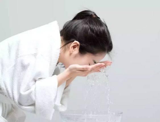  [导致毛孔]这4种洗脸方法会让你的毛孔越来越大？