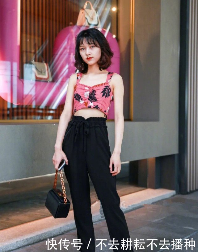 成都少女高颜值，秀腿秀腰好身材，诠释不同的“少女风”!