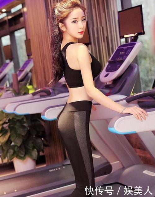 [ 底裤]展现完美身材，高挑美丽时尚，街拍：性感紧身打底裤美女