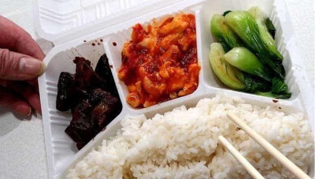  #乘务员#一趟火车有上千乘客，为何连几十份盒饭都卖不掉，终于