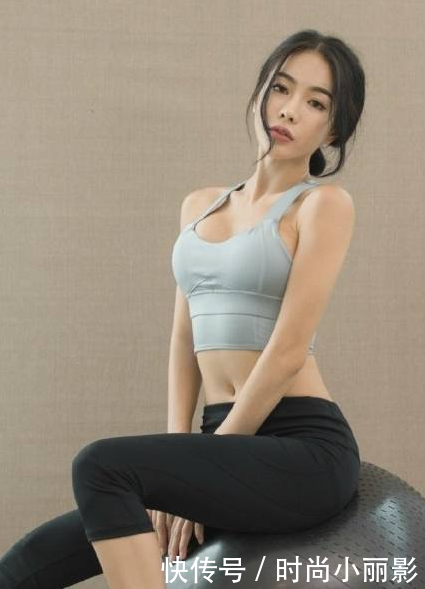 紧身打底裤：个性潮流的年轻美女，身材高挑迷人，养眼上镜！