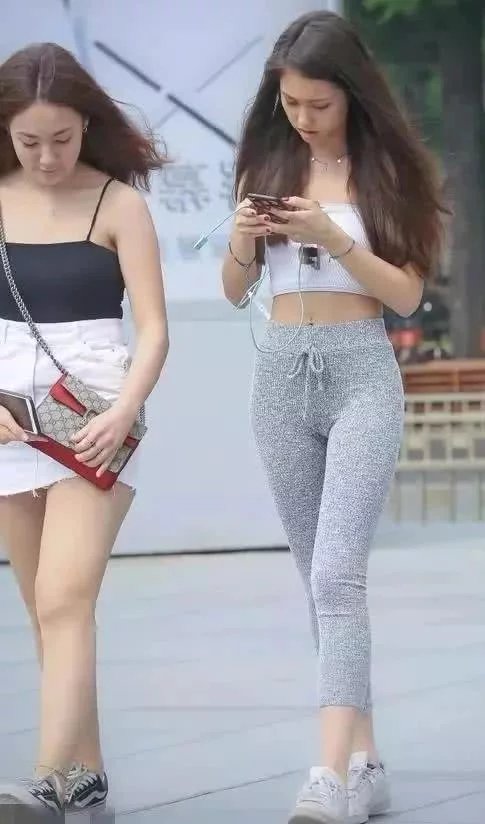 气质小姐姐健美好身材，运动紧身裤大秀紧绷好身材，就喜欢小粗腿