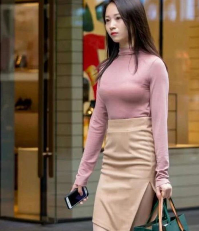 小姐姐紧身衣勾勒出完美身姿, 成为众人瞩目的焦点!