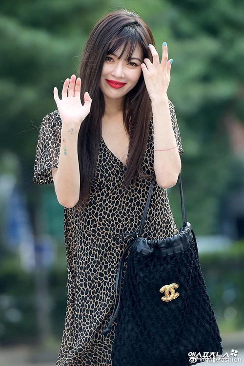 “小野马”泫雅不过是穿了条1600的小黑裙,看完你hold得住?
