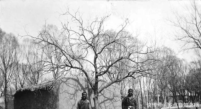  村庄：百年前北方农村老照片：房屋破败道路泥泞，农民穿粗布衣