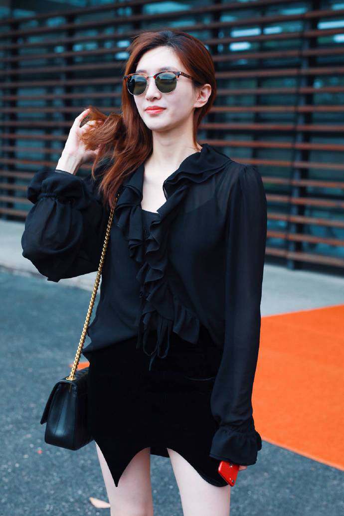 江疏影黑衣美腿性感街拍写真图片