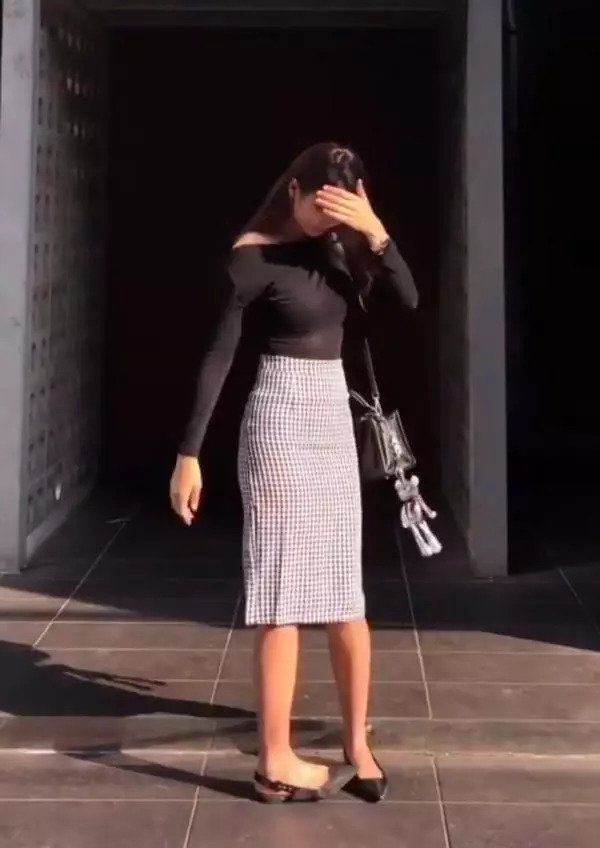 街怕:午后阳光下的小姐姐，这身材还能泛出光泽，不多见!