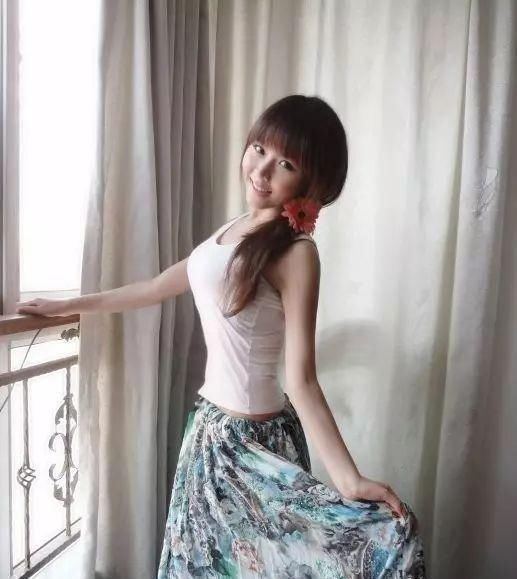  碎花■我买了一条粉色碎花的波西米亚风格的两穿长裙,配什么衣服和鞋子...
