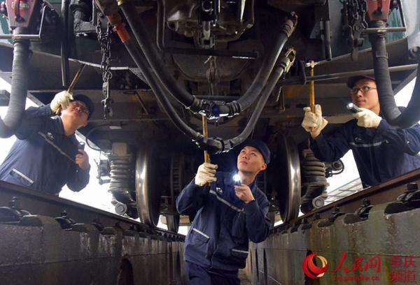 重庆:“动车医生”精诊细修 备战2019年春运