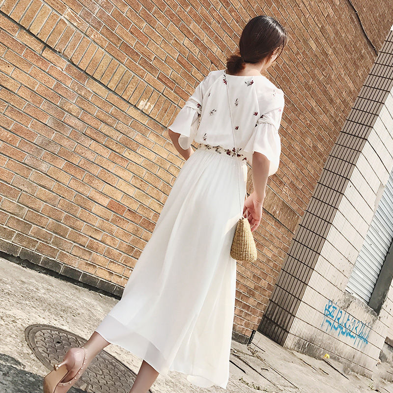 简直哭笑不得，妈妈穿“仙女裙”抱孙女逛街，别人以为她生了二胎