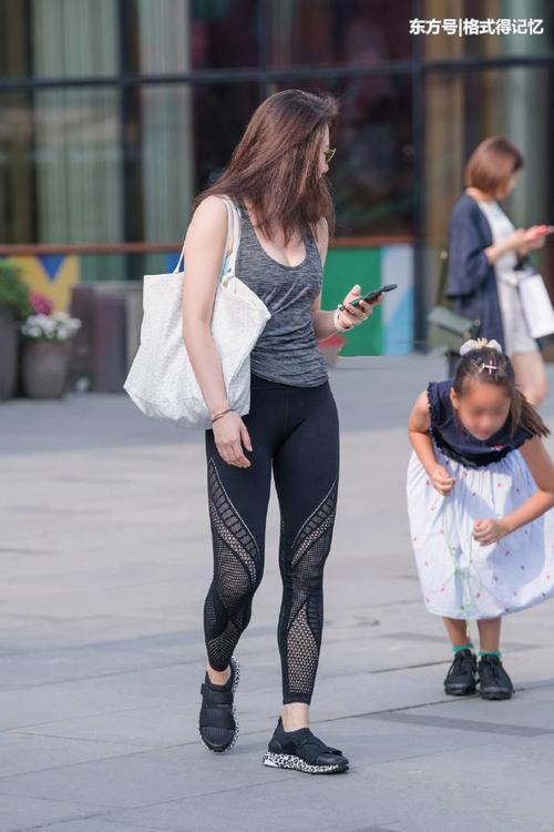 时尚辣妈真敢穿，黑色打底裤穿出了渔网丝袜的感觉！
