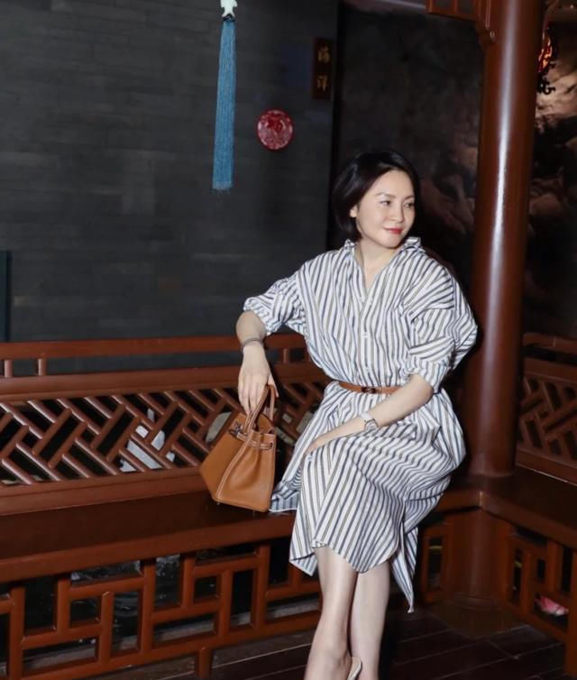  #气质#女人过了三十岁,尽量别穿迷你裙,换上及踝裙吧,更加优雅显气质