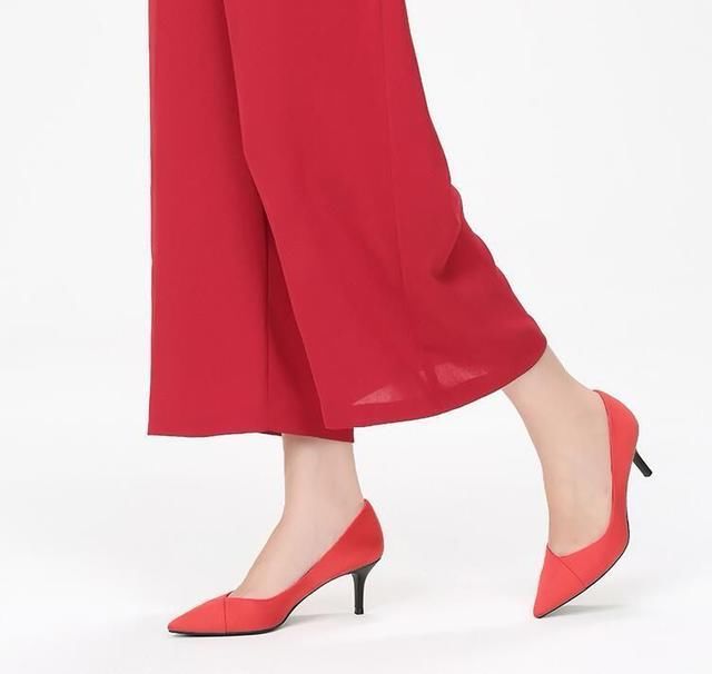 踩上艳丽的尖头高跟鞋，细高跟造型设计，打造性感优雅
