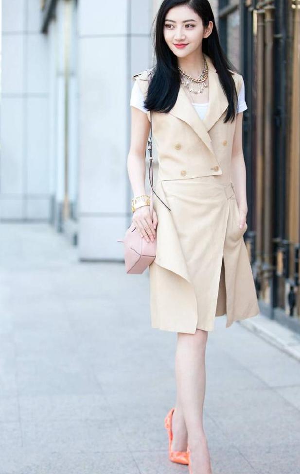 景甜穿黄色T恤露白皙酥胸，外搭格子西服，网友：美腿更迷人！