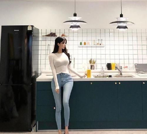  【个性】紧身牛仔裤充满别致感，简洁利落穿衣风格，彰显不同个性！