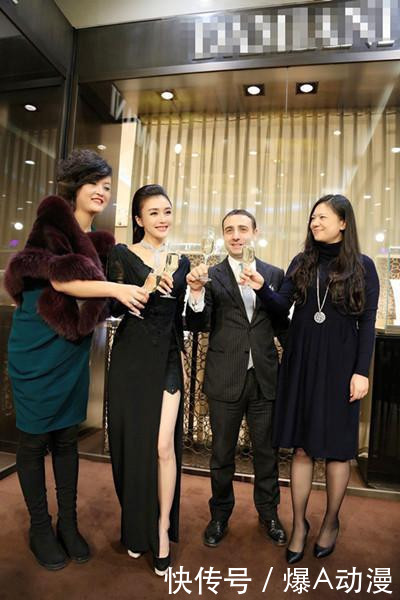 37岁秦岚真敢穿，裙子开衩到腰，网友：蕾丝底裤太抢镜了