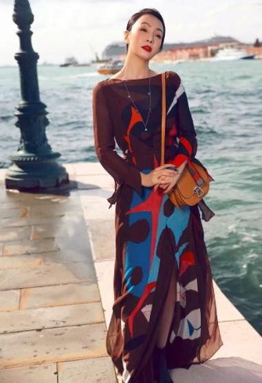 46岁小陶虹，47岁闫妮，都是当妈的咋就不一样？