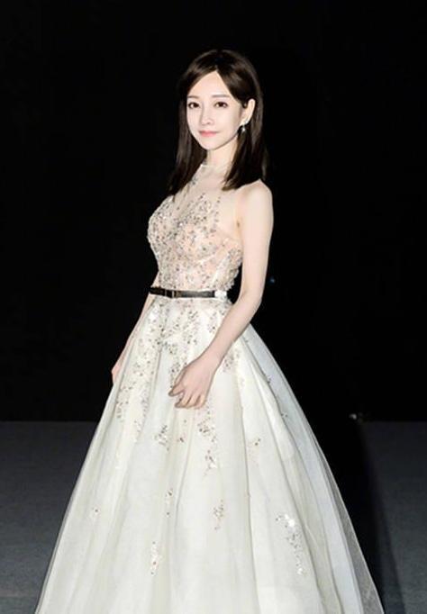 冯提莫越来越会穿了，可爱优雅中透着一丝丝小性感，网友：真会穿