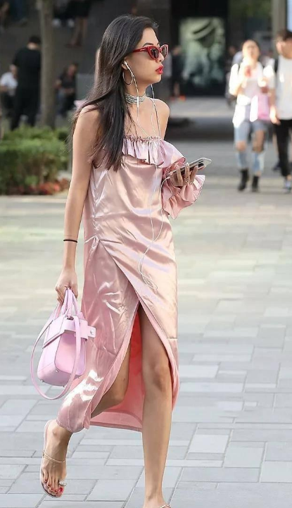 街拍美女：美女在尽情享受的拍照的乐趣 路人在旁边会做什么呢?