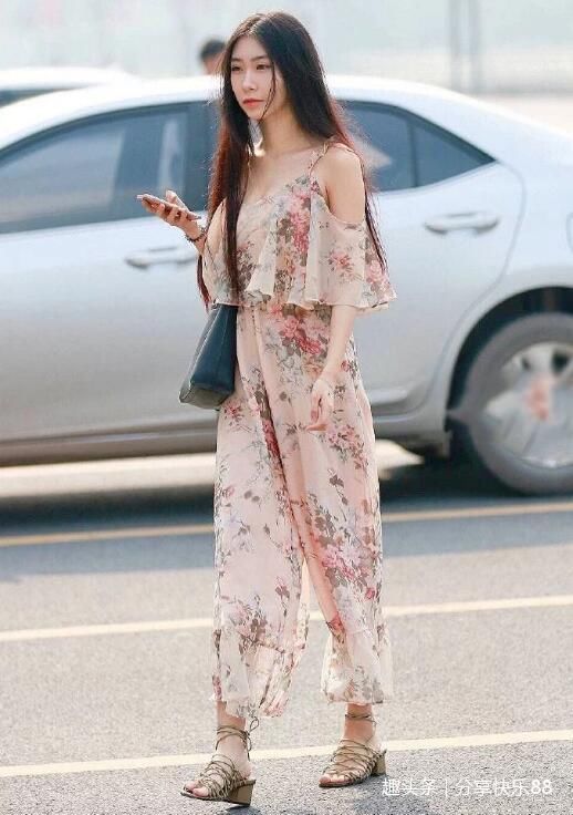 紧身连衣裙小姐姐，紧身勾勒出完美曲线，真的很美！