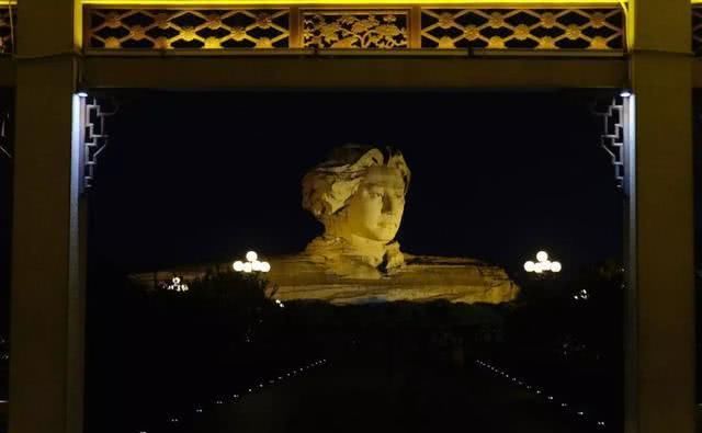 独立寒秋，湘江北去，橘子洲头，长沙烟火不易冷！