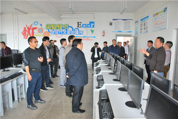 麻栗坡县教育局领导一行到罗雄一中观摩交流