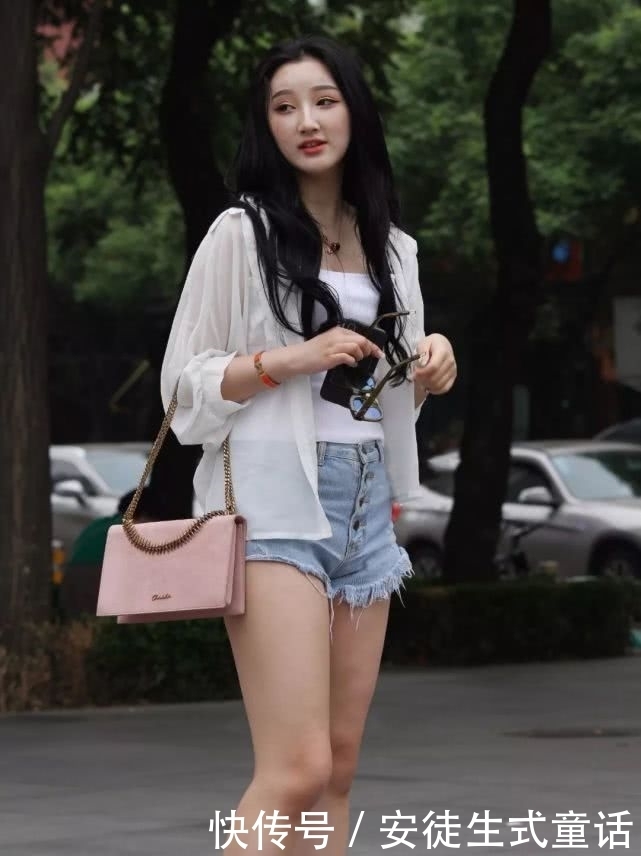 美腿|街拍小姐姐:身材丰腴的美腿性感美女,一笑时眼睛真可爱