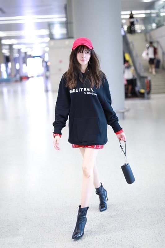 看了张天爱的活动照，再看机场照，网友：真不相信这是同一双腿！