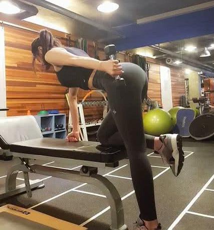 健身女神魔鬼身材自拍称“胸有肉”：不到E不敢说大，网友调侃：