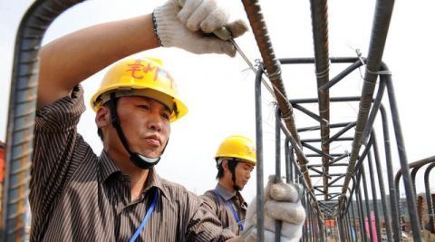  工人|工地工人发明钢筋弯箍机，无误差加工60种图形，1小时能加