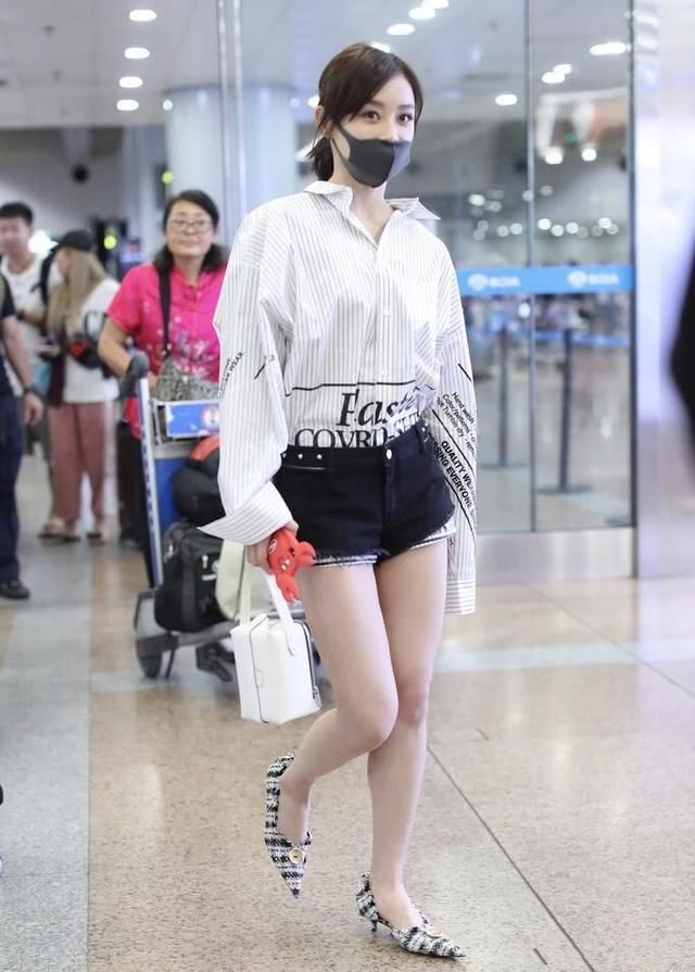 袁姗姗太猛了！穿了条别人不敢穿的短裙出门，网友：白给我都不要