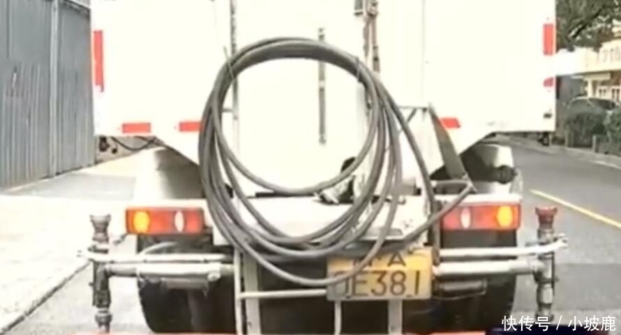 洒水车雨天作业，市民指责“太浪费”，环保单位：不懂别乱说！