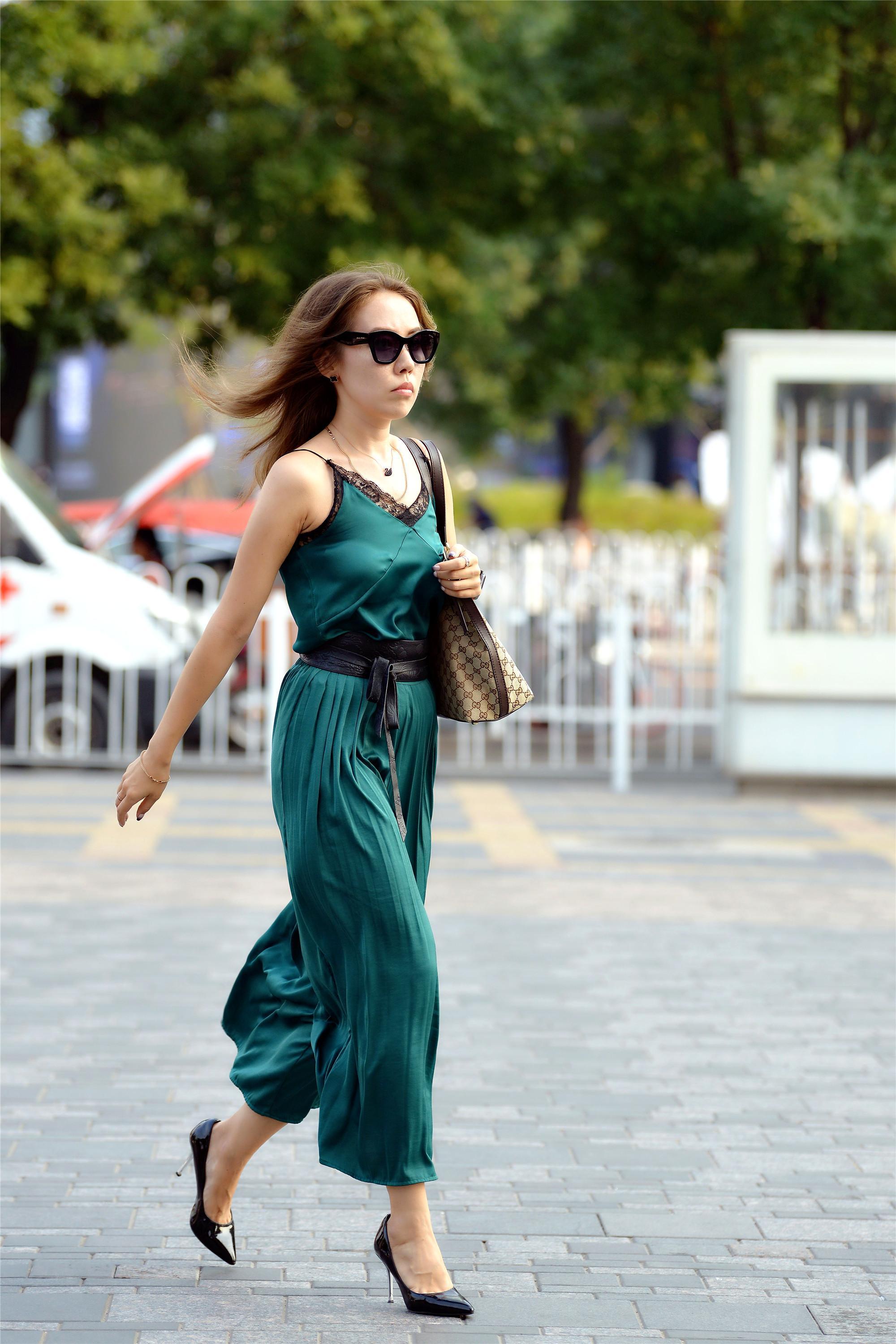 街拍:夏季的你不会搭配,不妨看一下三里屯的姑娘怎么穿着出行