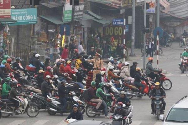 越南正式进入“春运”时间，河内出现百万摩托车大军大塞车