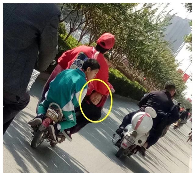  「调侃」装了“真人后视镜”的电瓶车火了，网友纷纷调侃：娃要受不少罪！