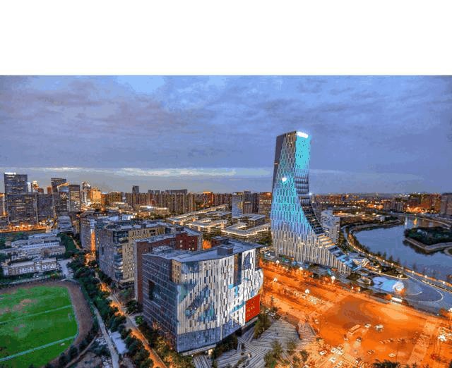 卖串串的叔叔,搓冰粉的嬢嬢……越夜的成都,越是活色生香!