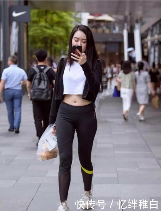  【气质】街拍：这一位有着精致五官的气质美女，有着一头乌黑亮丽的秀发