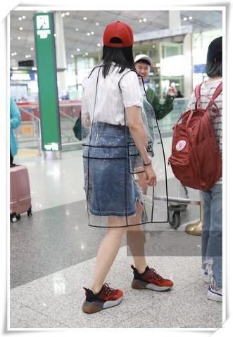 钟丽缇刘诗诗都98斤,同穿牛仔短裤,网友:这差距太尴尬