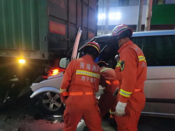 『半挂车』湟源一面包车一头扎进半挂车尾，两人被困...