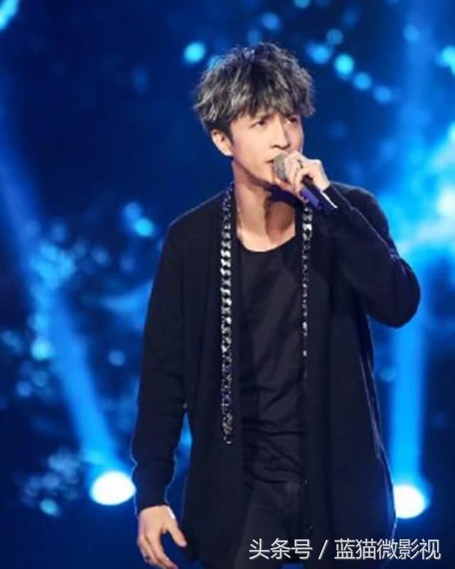 薛之谦衣品令人堪忧，轻纱透视装很“娘”，网友：下一个陈志朋！