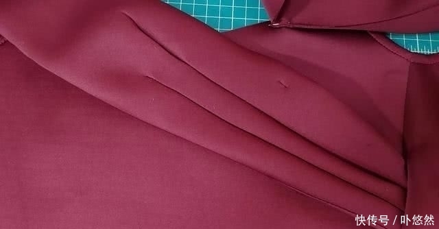  『添加』礼服这样设计才独具一格，原来是从胸前添加褶皱，更加立体有质感