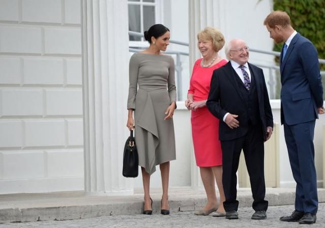 爱尔兰梅根和哈里王子穿着打扮非常惊艳，特别是梅根灰色的连衣裙