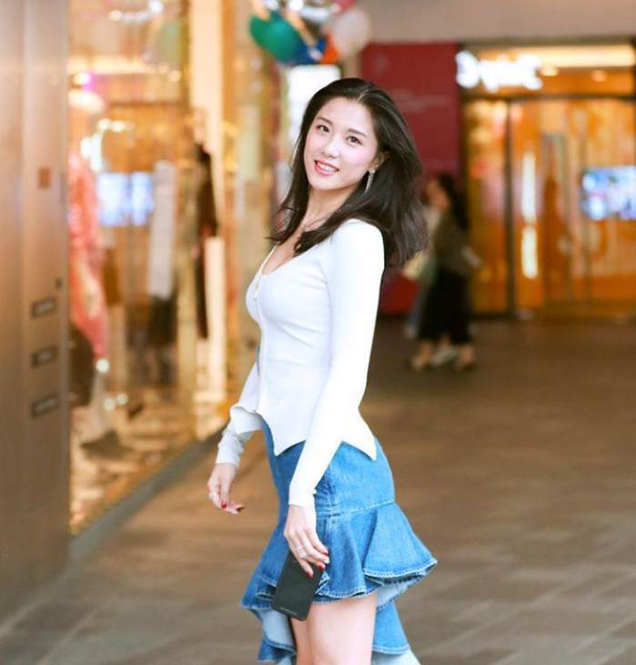 街拍: 图3小姐姐吊带显性感, 图5美女甜美且诱人, 你更喜欢谁